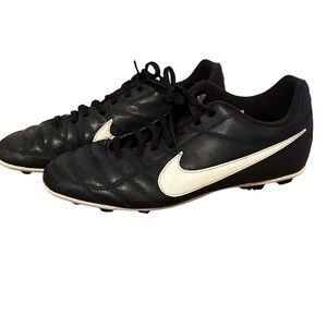 Nike Kid’s Unisex Black Soccer Cleats Jr Chaser 599072-010 Size 6Y